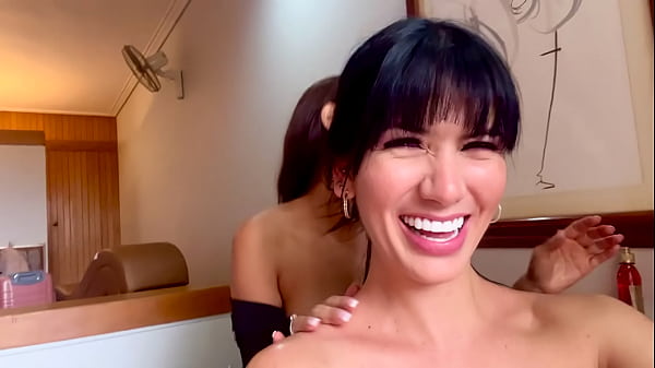 lesbians_having oral sex_on the couch