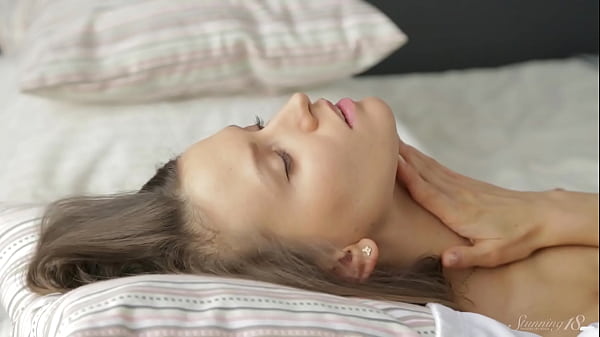 Teen beauty belinda reaches a wet orgasm in the morning 