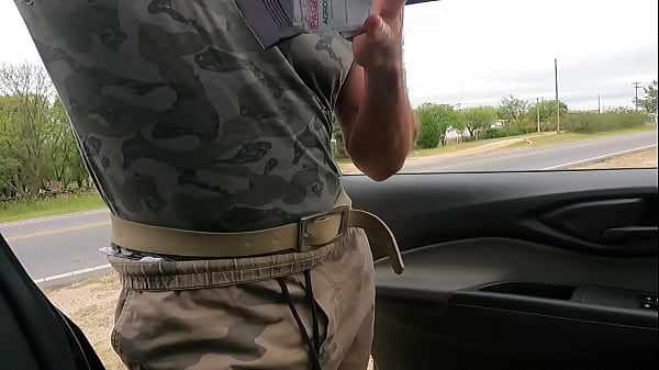 Play MP4 - Chico gay paga una multa con una buena mamada - Gendarme se la deja chupar en el auto - Le hacen un buena chupada de pija en el auto a gendarmen - Seduce al gendarme tocandole el bulto hasta calentarlo