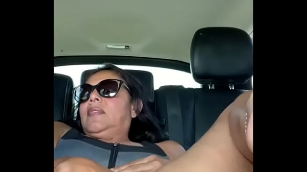 Cubana Madura Se Masturba En El Parqueo thumbnail