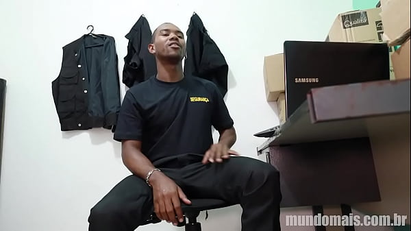 Play MP4 - Tr&ecirc;s caras que trabalham na seguran&ccedil;a de uma empresa tem segredos revelados durante uma resenha&period; Carmona Oficiall