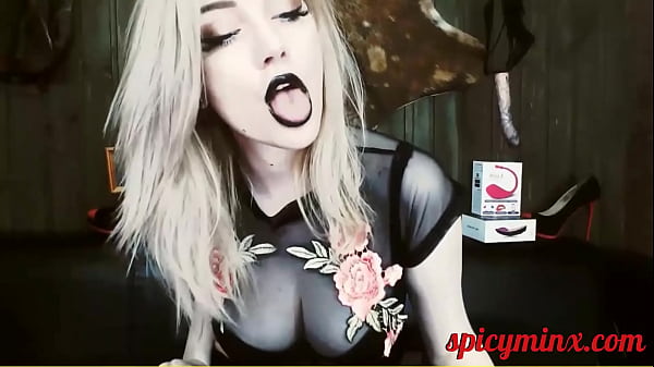 Pretty Goth Girl_pretty Feet