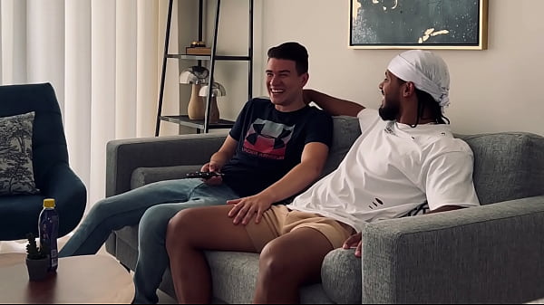 Play MP4 - TRAILER GOLD DIGGER TURISTA CON MACHO VERGON INTERACIAL