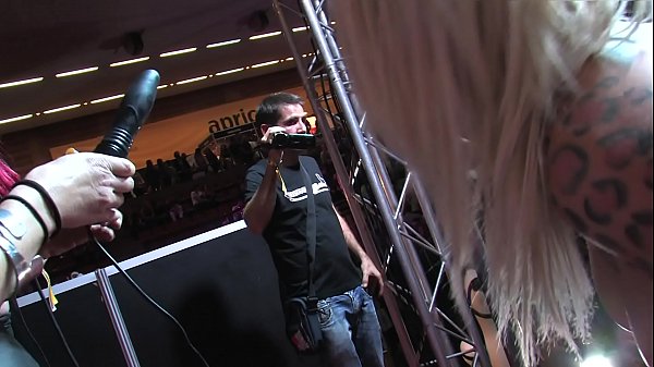 La que se lío en el Salón_Erótico de BCN.Las Fucking Machine echan chispas !!!