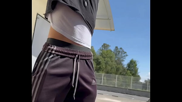 Se quita la playera para ver si le invitamos las chelas. Yo creo que ese morro va a estar en mi cama esta noche