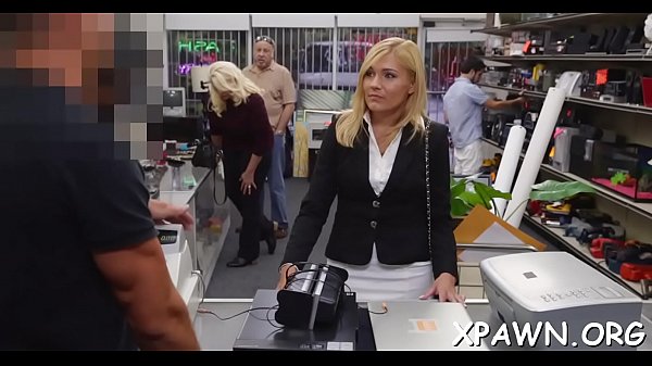 Horny amateur does oral service