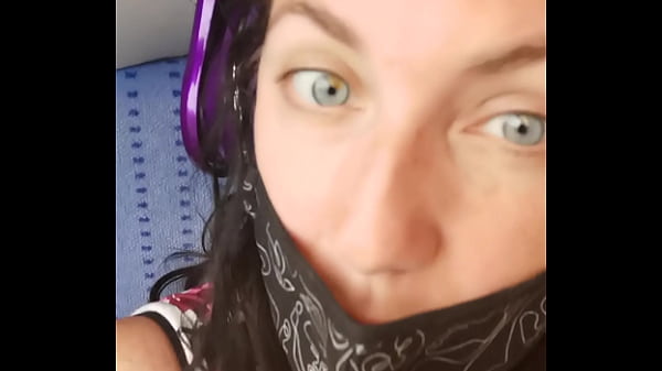 Alors tu veux voir ce que je fais &agrave; c&ocirc;t&eacute; de ma voisine dans le train 