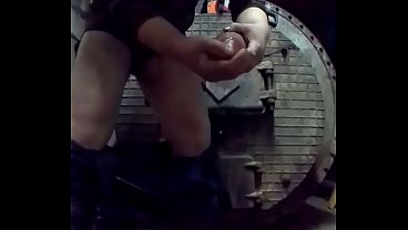 Гей кончил, облил свежей спермой огромный член и трахнул им себя в жопу! Его сперма оказалась в его анале! thumbnail