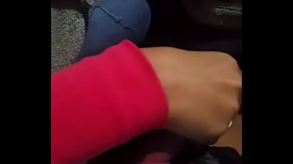 Novinha batendo punheta escondido