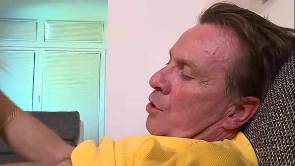 YOUNG SLUT FUCKS_FOR A PIZZA