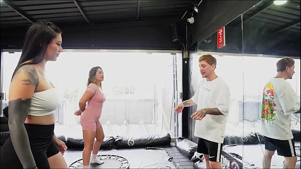 Nonton Personalized Trainer Fucks A Couple Of Colombian Whores - La Rola thumbnail