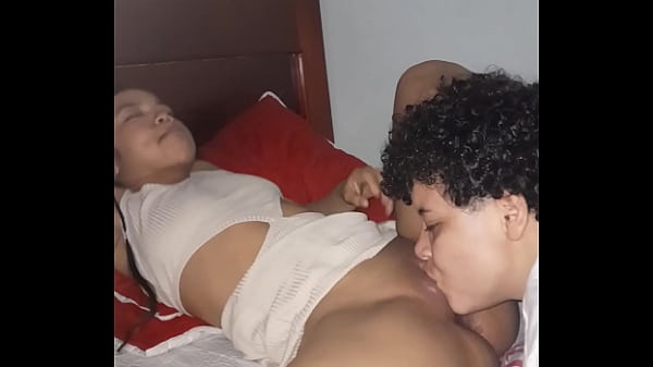 Play MP4 - Encuentro a mi hermatrastra viendo porno le hago una apuesta y terminamos follando