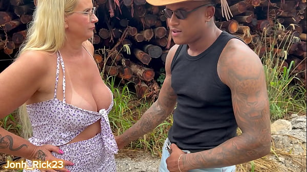 Play MP4 - Tiffany &comma; foi na fazenda buscar leite foi fundida pelo capataz