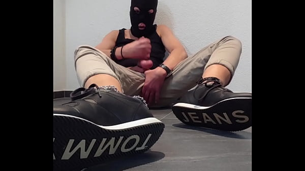 Sneaker_to barefoot cum_eating