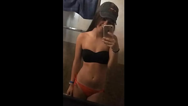 Hot Chicks In Bikinis thumbnail