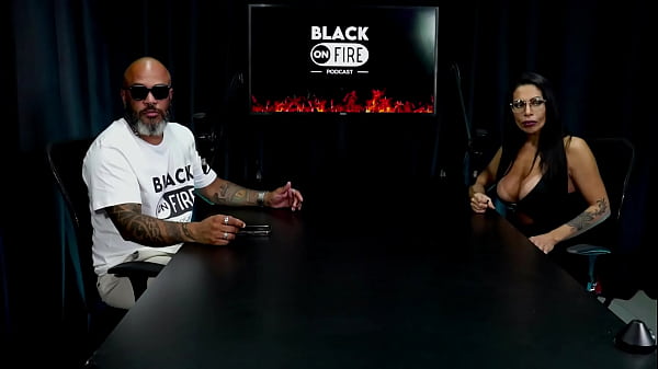 Safada faz stripper e mostra os grandes peitos depois de falar a diferen&ccedil;a entre atriz porn&ocirc; e criadora de conte&uacute;do, e que compreende as mal&iacute;cias do ramo - Natzinha Morena (WATCH ON: SHEER/RED) 