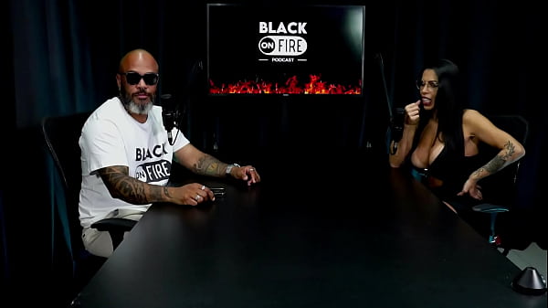 Safada faz stripper e mostra os grandes peitos depois de falar a diferen&ccedil;a entre atriz porn&ocirc; e criadora de conte&uacute;do e que compreende as mal&iacute;cias do ramo natzinha morena watch sheer red 