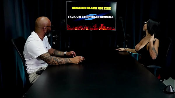 Safada faz stripper e mostra os grandes peitos depois de falar a diferen&ccedil;a entre atriz porn&ocirc; e criadora de conte&uacute;do e que compreende as mal&iacute;cias do ramo natzinha morena watch sheer red