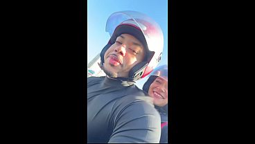 Nonton O Celular Da Loirinha Descarregou E Teve Que Pagar A Corrida Mamando Gostoso No Mato thumbnail