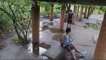 Encontrei Um Hetero Perdido No Mato Mijando E Fodemos Escondido thumbnail