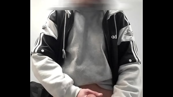 Exhib and handjob in the gym locker room 