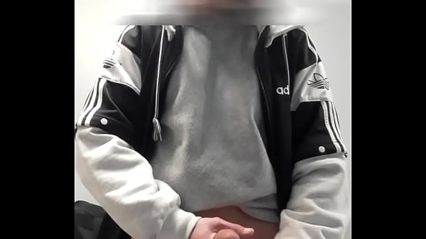 Play MP4 - Exhib et branlette dans les vestiaires salle de sport