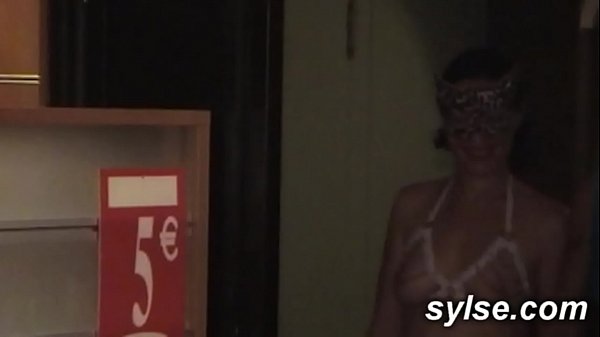 Play MP4 - TEENs initi&eacute;e par une MILF &agrave; l'exhib et au sexe en public