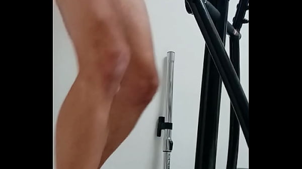 Play MP4 - Tom Ondra Motho is playing with his own body while doing workout&period;