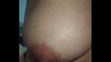 Latina tetona muy buena cogiendo con su novio