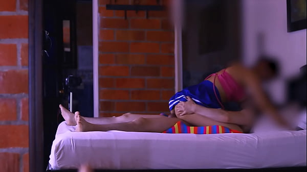 La hijastra sorprendi&oacute; a su padrastro al seducirlo con miradas c&oacute;mplices y caricias tentadoras asegur&aacute;ndole que aquella noche ser&iacute;a una experiencia inolvidable