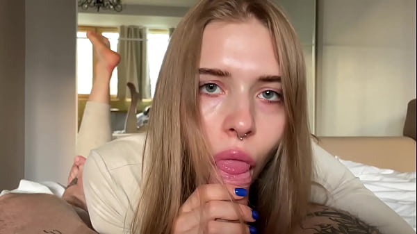 Californiababe is licking feet and fuckingin doggy