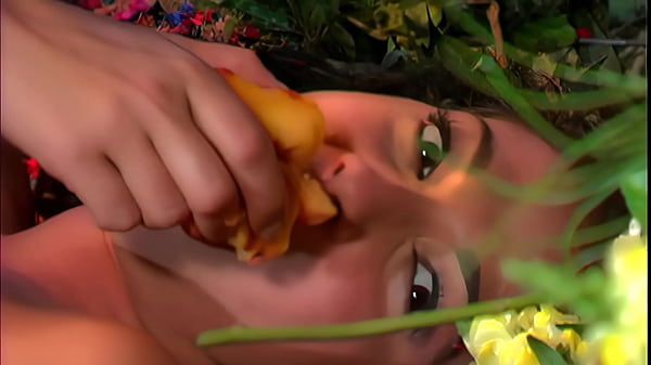 Brynn Tyler andLexi Stone are_a stylish blondeand sophisticated brunette whenthey sit