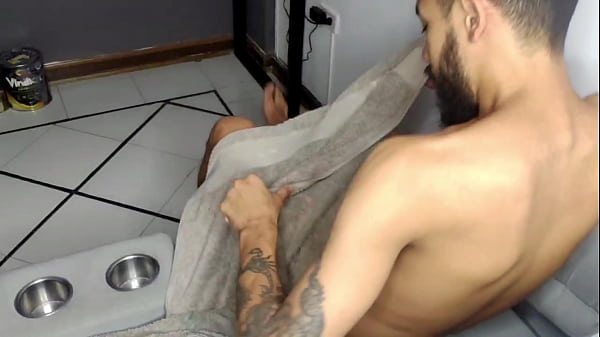 Play MP4 - me descubre masturbandome y me ayuda