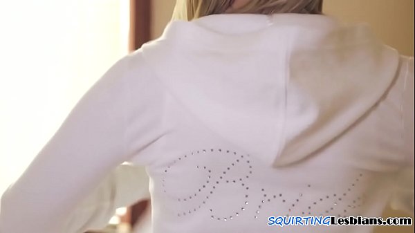 Glam beauty squirts while MILF_rubs herclit