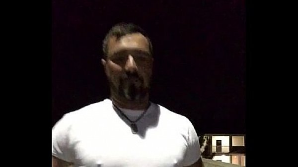 Amador - Coroa batendo punheta no terra&ccedil;o do pr&eacute;dio 