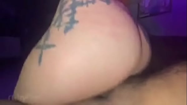 Abrindo a bucetinha gostosa da safada e metendo forte