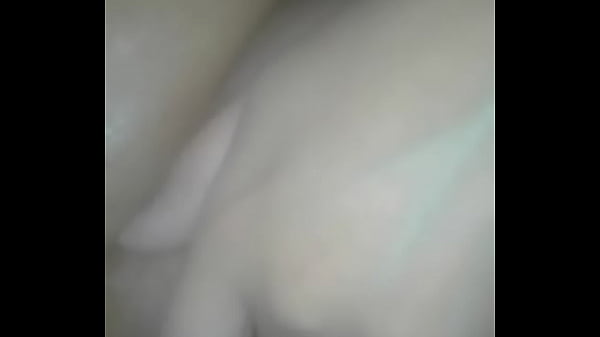 Sofia se toca en el baño