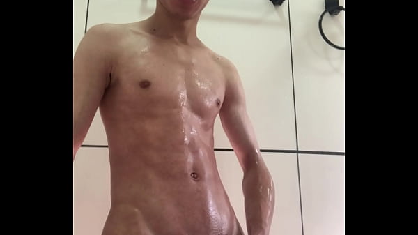 Pauzudo sarado se exibindo no banheiro