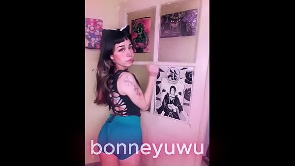 Play MP4 - Bonneyuwu - 9&colon;38 en calza turra mostrando la cola