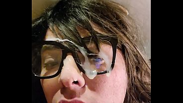 Comi&eacutendome el facial de semen lechita rica en la cara