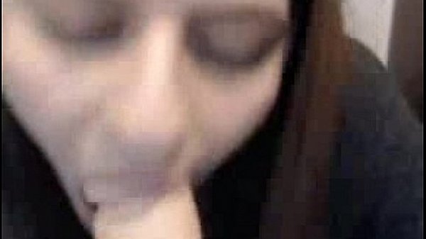 Stunning eyes camwhore sucking on a toy 