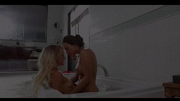 Nonton Sexy Girls Play In The Battub thumbnail