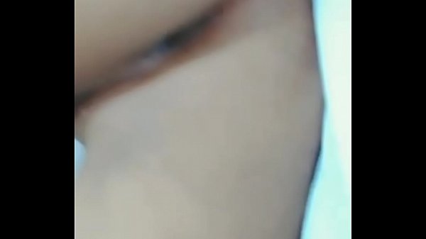 Me gusta tocarme recostada en mi cama