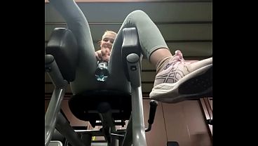 Nonton Masturbating In The Gym thumbnail