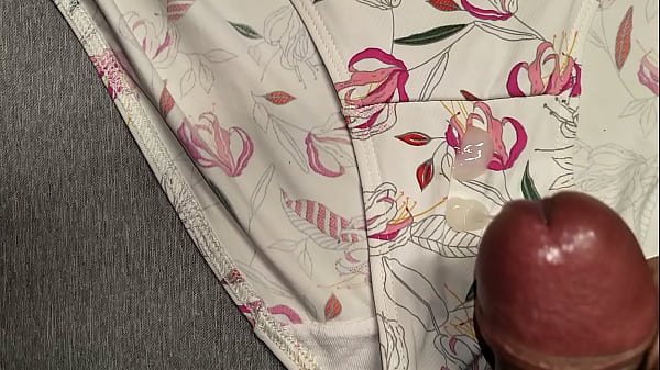 Me vine sobre los calzones blancos de floresde mi mejor amiga