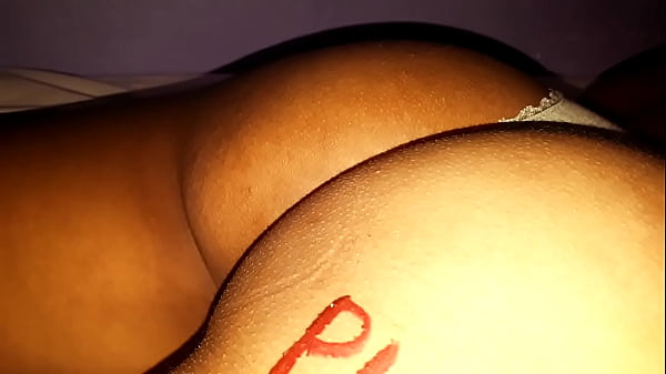 Tangita apretada_en su culo hermoso y da_unas chupadas deverga