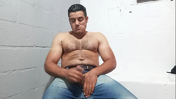 YURI GA&Uacute;CHO - URSO DOTADO MASTURBANDO A CACETA GROSSA - BRASILEIRO PAUZUDO NA BRONHA - GOZANDO PRO SEGUIDOR 