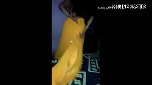 Play MP4 - Indian hot horny Housewife bhabhi in yallow saree petticoat give blowjob to her bra sellers