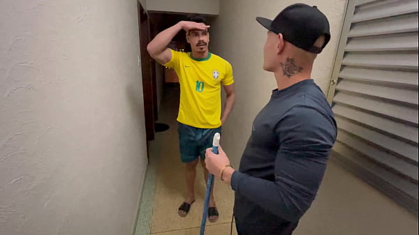 Play MP4 - guto e gustavo em comendo o zelador do predio video completo nas plataformas xvideos red gutoabravanel e gutoegustavo com