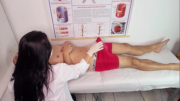 Enfermeira observa ereção do paciente